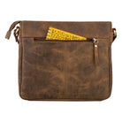 Damen Handtasche mittelgroß vintage braun mit einem befüllten Reißverschlussfach auf der Rückseite